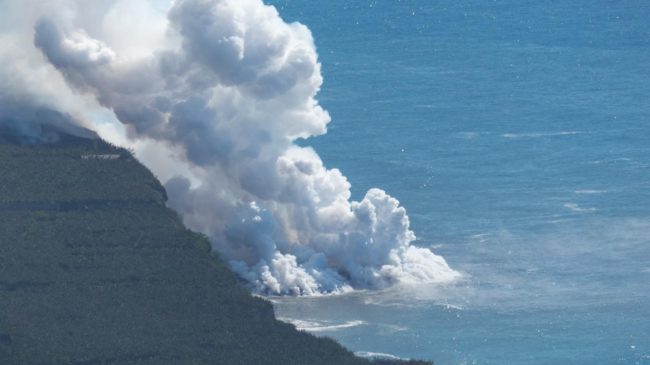 La lava del volcán de La Palma crea un nuevo delta sobre el mar