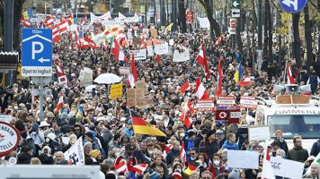 Miles de personas salen a la calle en Viena para protestar contra las nuevas medidas sanitarias