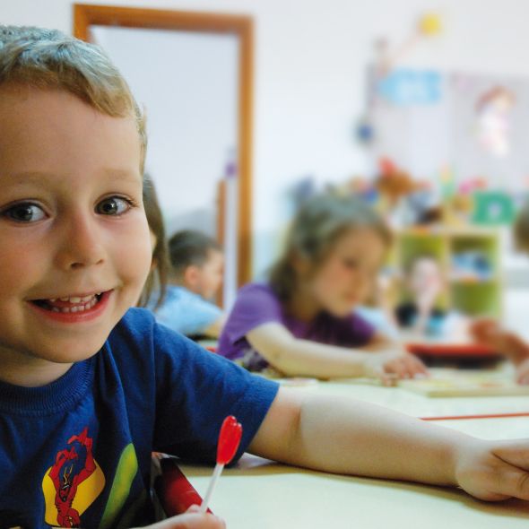 Abandono escolar y cada vez más menores tutelados: así están los derechos de la infancia en España 2