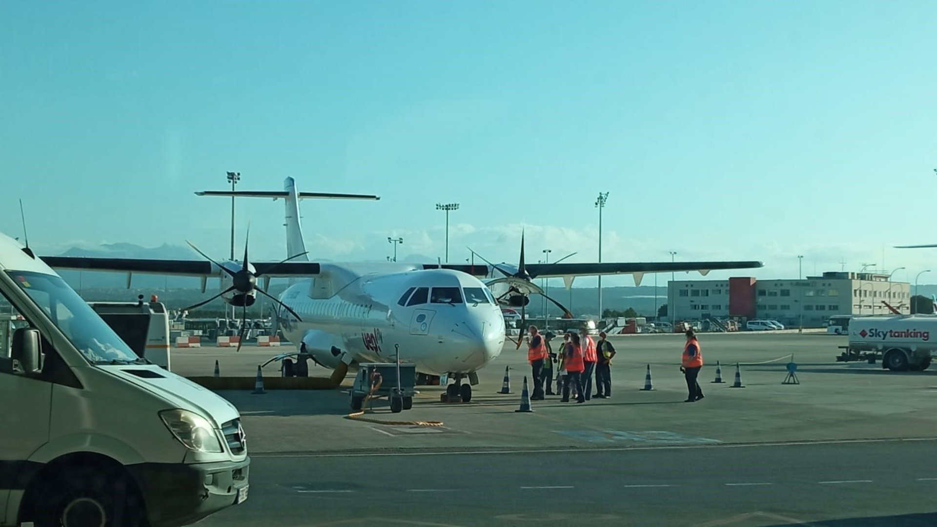 Ascienden a 12 los pasajeros detenidos del avión que aterrizó de emergencia en Palma