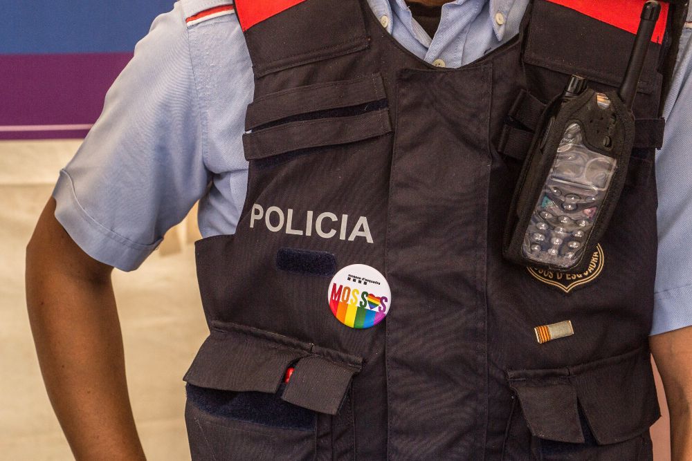 Cien personas atacan a varios mossos para evitar que detengan al ladrón de una botella