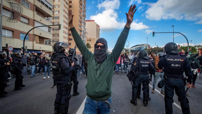 Noveno día de huelga del metal en Cádiz con piquetes y cortes de carretera