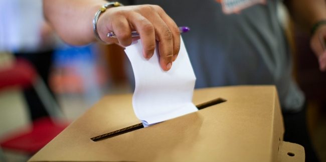 PP, PSOE y Podemos acuerdan suprimir el voto rogado aunque no estará listo para las andaluzas