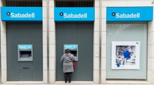 Sabadell planea quitar los teléfonos fijos en pleno debate de la atención a los mayores