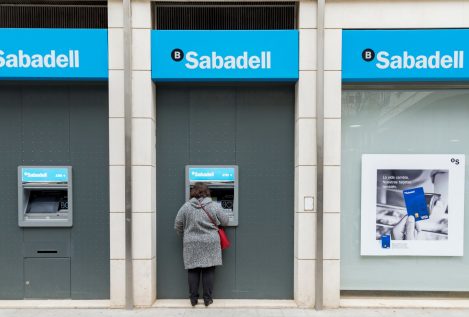 Sabadell planea quitar los teléfonos fijos en pleno debate de la atención a los mayores