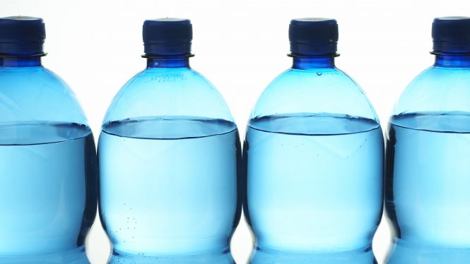 No es un mito: beber agua te ayuda a adelgazar y acelera el metabolismo