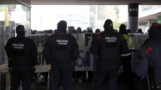 Cientos de manifestantes intentan boicotear un acto de S' ha Acabat en la UAB