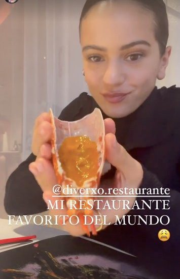 Rosalía, presumiendo en sus redes sociales de su visita a DiverXO, su restaurante favorito (@rosalia.vt)