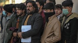 Largas horas de espera en Kabul para tramitar un pasaporte y huir de Afganistán