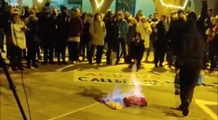 Jóvenes de la CUP queman la bandera de España en el Ayuntamiento de Vic (Barcelona)