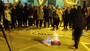 Jóvenes de la CUP queman la bandera de España en el Ayuntamiento de Vic (Barcelona)