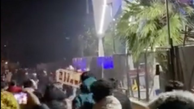 Un millar de jóvenes atacan una discoteca de Barcelona dejando «destrozos y heridos»