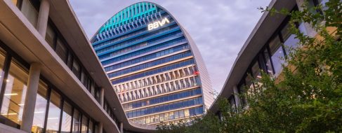 BBVA vuelve a Chile tres años después de vender su filial con una oficina para empresas