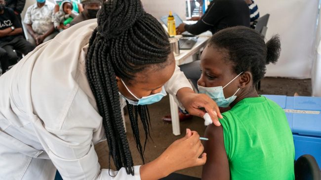 Por qué la vacunación no está llegando a África y qué se puede hacer para cambiarlo