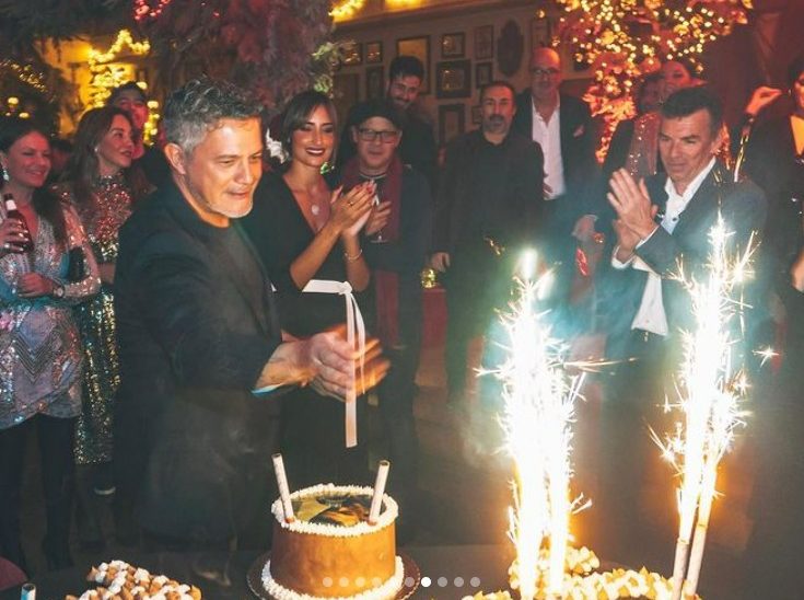 Alejandro Sanz ante la imponente tarta por su 53 cumpleaños (@rachelvaldes_studio)