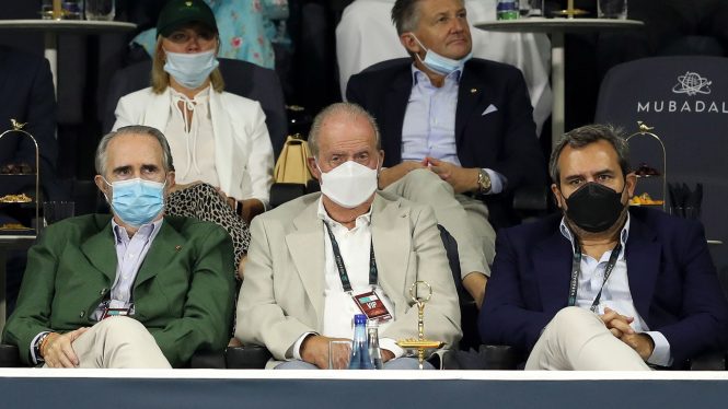 El rey Juan Carlos reaparece en un partido de Nadal en Abu Dabi en pleno debate sobre su vuelta