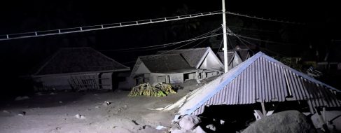 Aumentan a 13 los fallecidos por la erupción del volcán Semeru en Indonesia