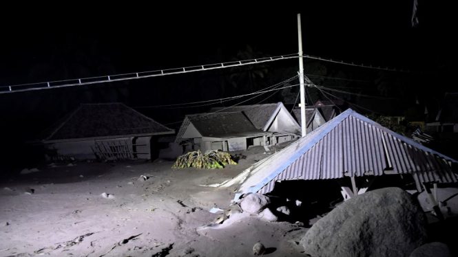 Aumentan a 13 los fallecidos por la erupción del volcán Semeru en Indonesia