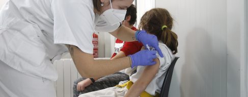 Noruega no recomendará la vacunación de menores contra la covid