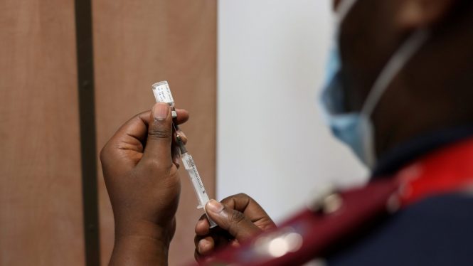 Las vacunas son «la mejor herramienta» para evitar casos graves por ómicron, según los científicos sudafricanos