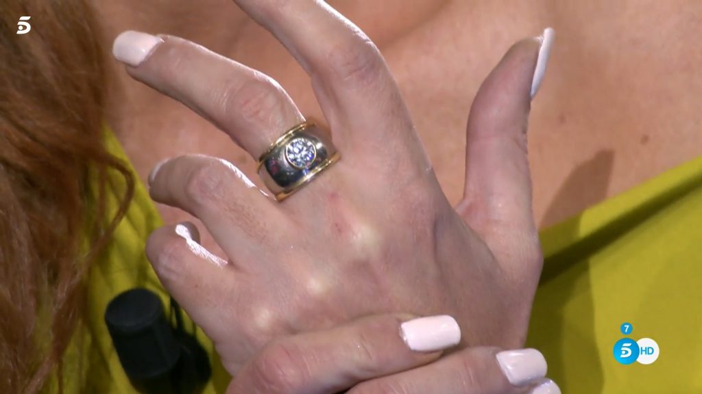Un anillo y una pulsera, son los objetos de su madre que lleva consigo Rocío Carrasco (Mediaset)