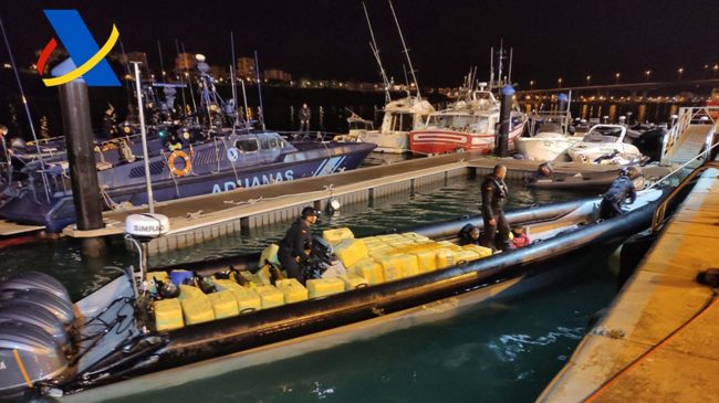 Intervenida una 'narcolancha' con 4.700 kilos de hachís en aguas del Estrecho