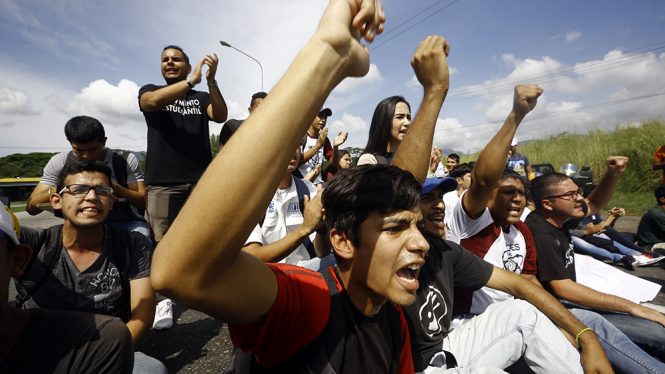 El sueldo de los profesores en Venezuela no llega a diez euros, según una ONG