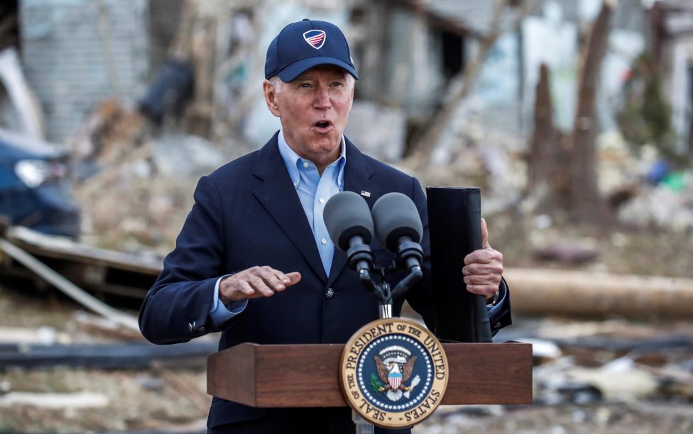 Biden visita Kentucky tras los tornados y dice que cubrirá todo el coste