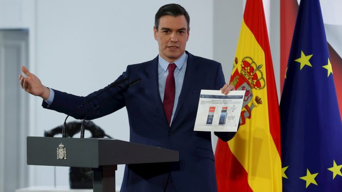 Sánchez se burla de la prensa con una comparecencia 'solo para fieles'