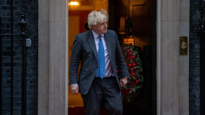 Salen a la luz nuevas fotos de Boris Johnson celebrando otro encuentro social en pleno confinamiento