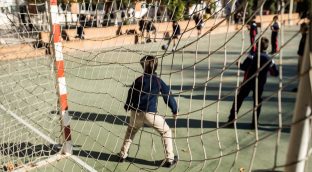 El Govern estudia quitar la pista de fútbol de los patios de los colegios catalanes para «favorecer la igualdad»