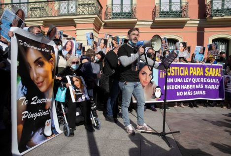 Concentración en Murcia para reclamar justicia para la mujer fallecida tras una liposucción