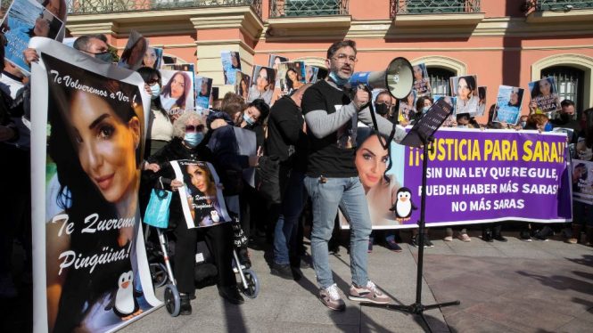 Concentración en Murcia para reclamar justicia para la mujer fallecida tras una liposucción
