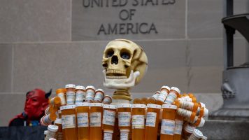 ¿Por qué hay tantas personas adictas a los opioides en EEUU?