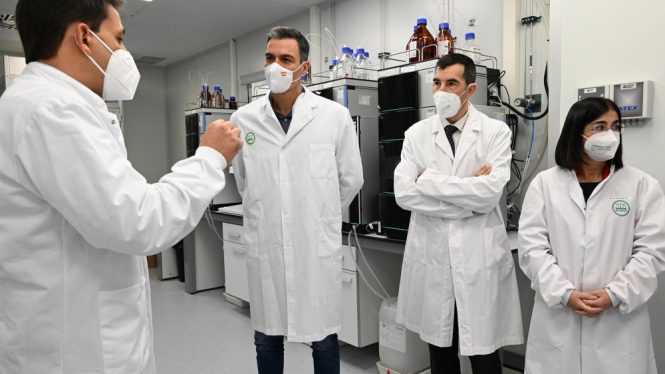Sánchez asegura que la vacuna española contra la covid estará lista en seis meses