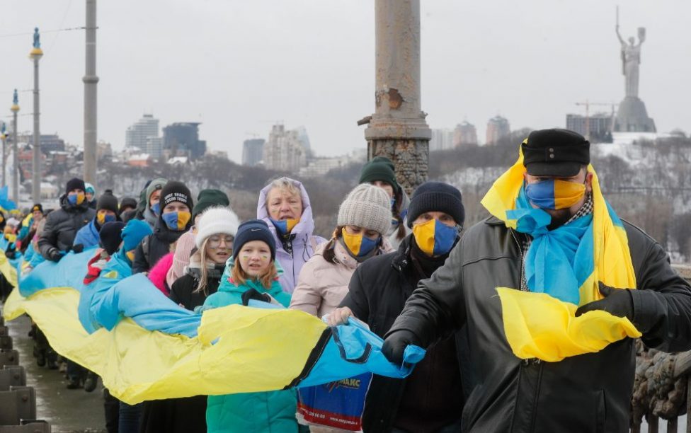 Ucrania celebra el Día de la Unidad con cadenas humanas por todo el país
