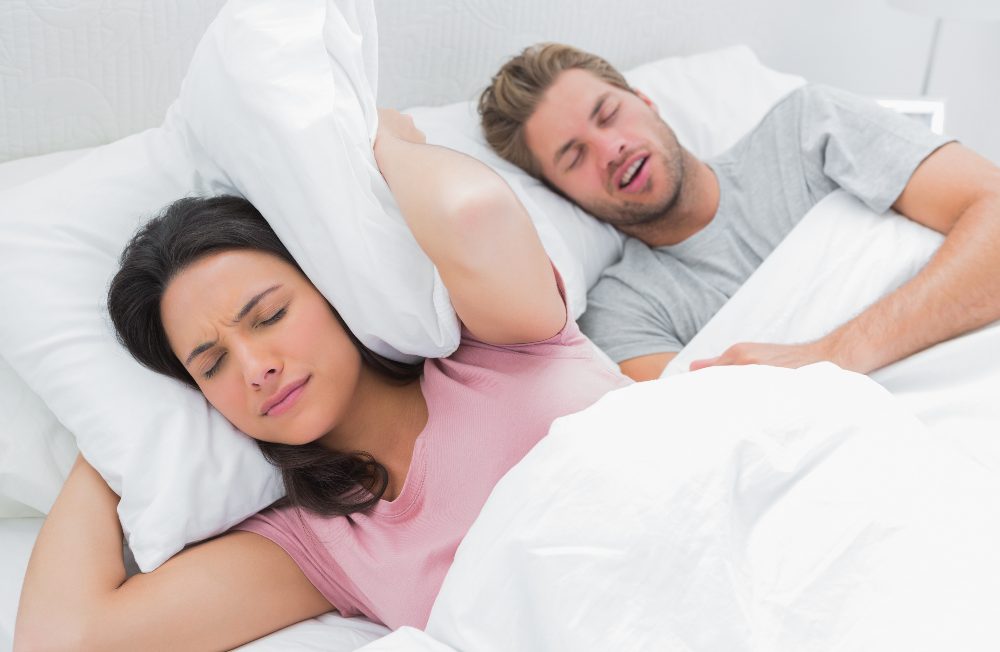 roncar dormir mal causas motivos evitar sueño