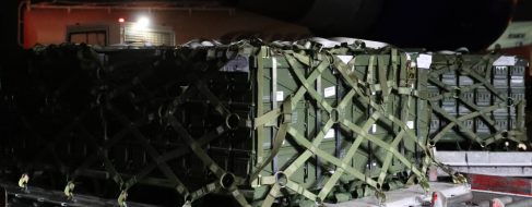 EEUU envía a Ucrania un cargamento de 90 toneladas de armas para hacer frente a Rusia