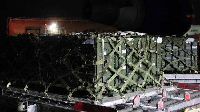 EEUU envía a Ucrania un cargamento de 90 toneladas de armas para hacer frente a Rusia