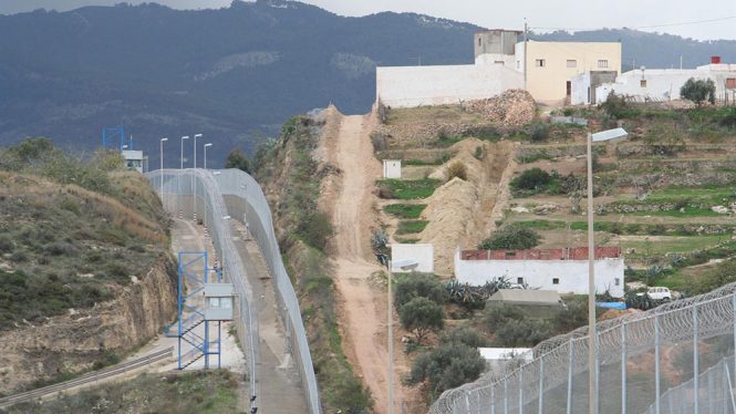 Unos 40 magrebíes entran en Melilla a través del tejado de un puesto fronterizo con Marruecos