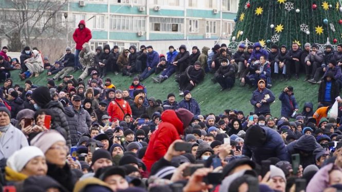 El presidente de Kazajistán ordena disparar a matar «sin avisar» en las protestas