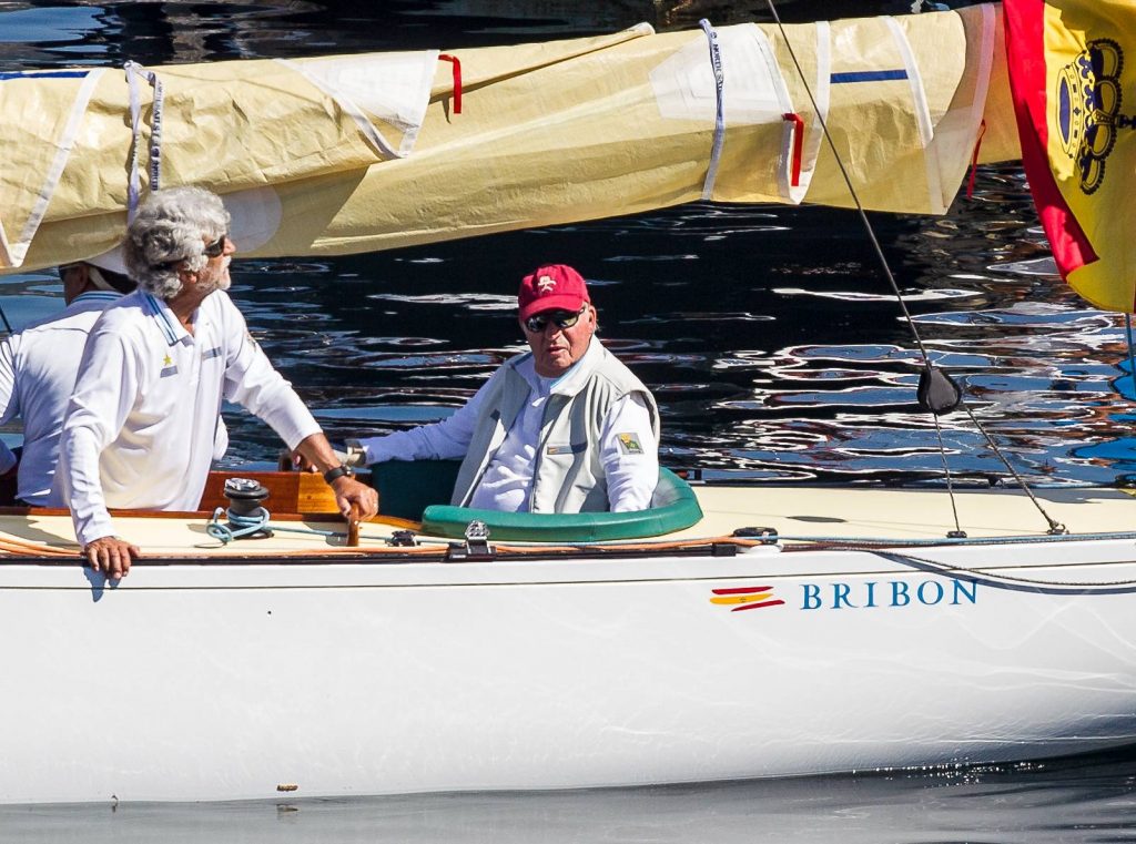 Los amigos de don Juan Carlos esperan su regreso para el mes de junio cuando se celebren las regatas en Sanxenxo (Gtres)