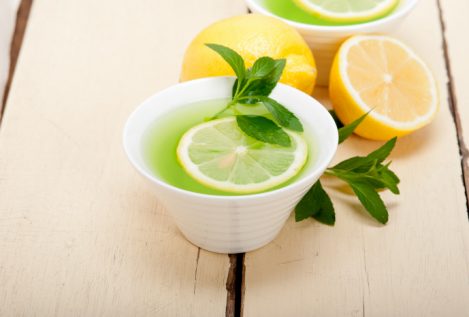 Beber agua con limón en ayunas para adelgazar: ¿realmente funciona?