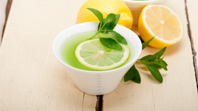 Beber agua con limón en ayunas para adelgazar: ¿realmente funciona?