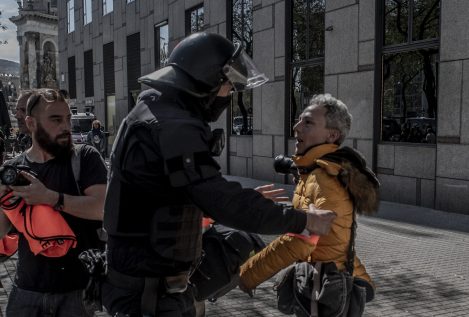 Los mossos multan con 601 euros a una periodista por hacer una foto de un control policial