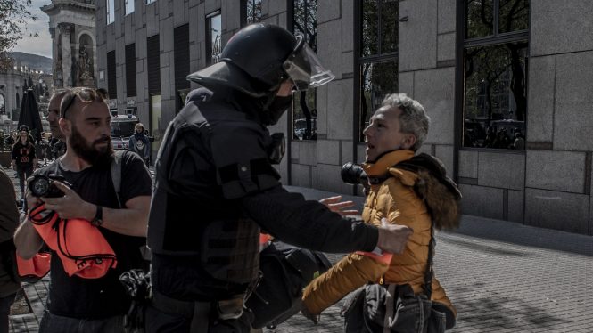 Los mossos multan con 601 euros a una periodista por hacer una foto de un control policial