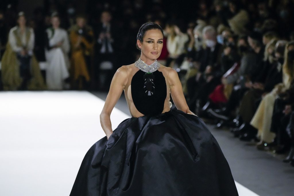 Nieves Alvarez en el desfile de Rolland en la Paris Fashion Week