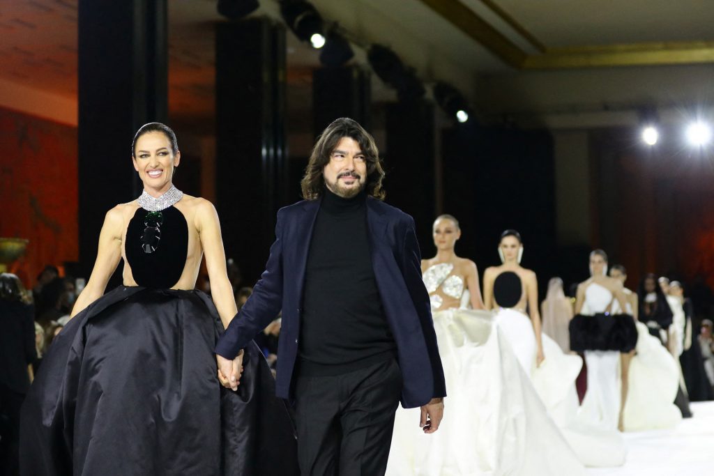 Nieves Alvarez en el desfile de Rolland en la Paris Fashion Week