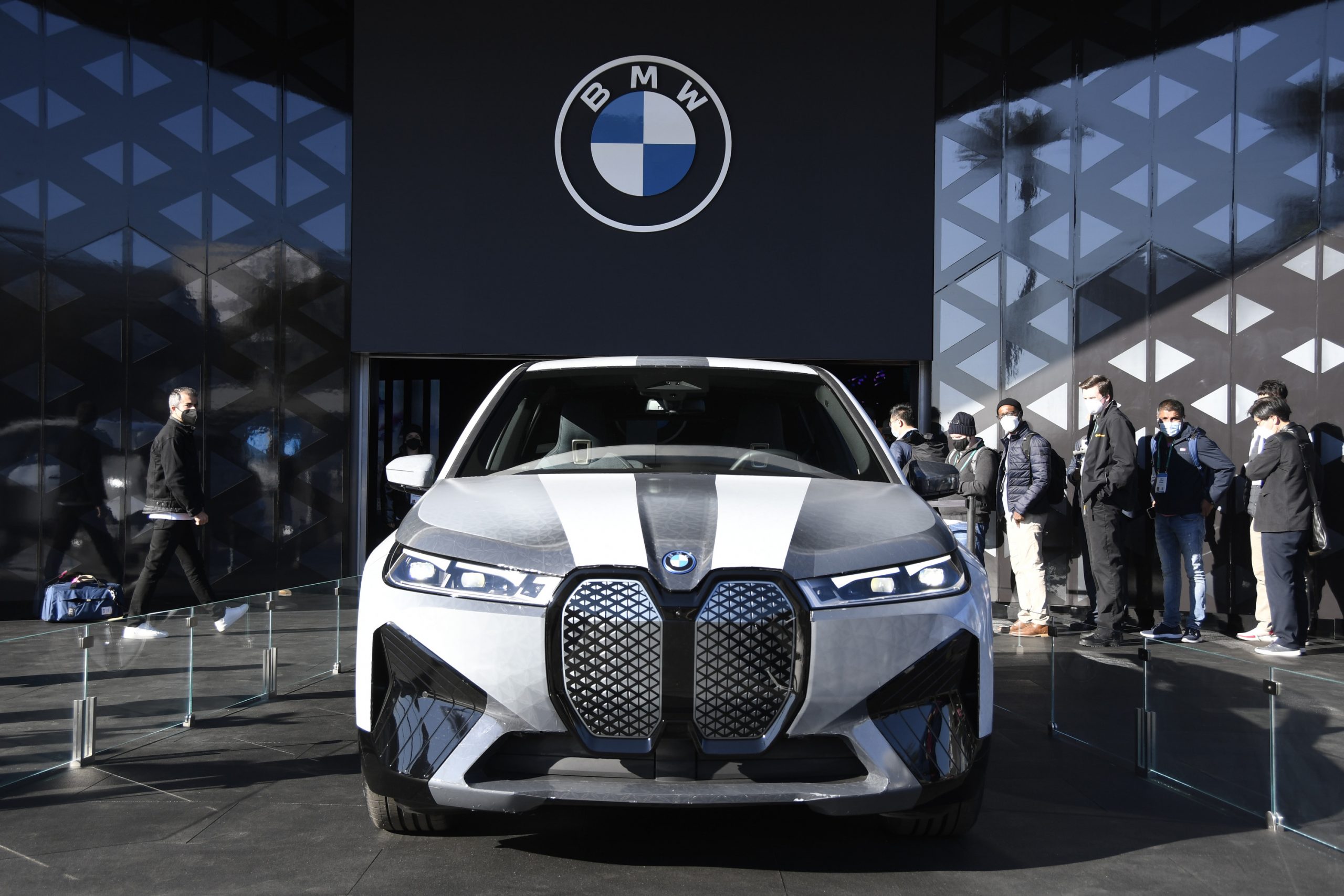 BMW presenta un prototipo de vehículo que cambia de color