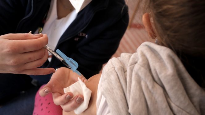 Una jueza avala no vacunar a los niños de covid debido a «la inseguridad científica»